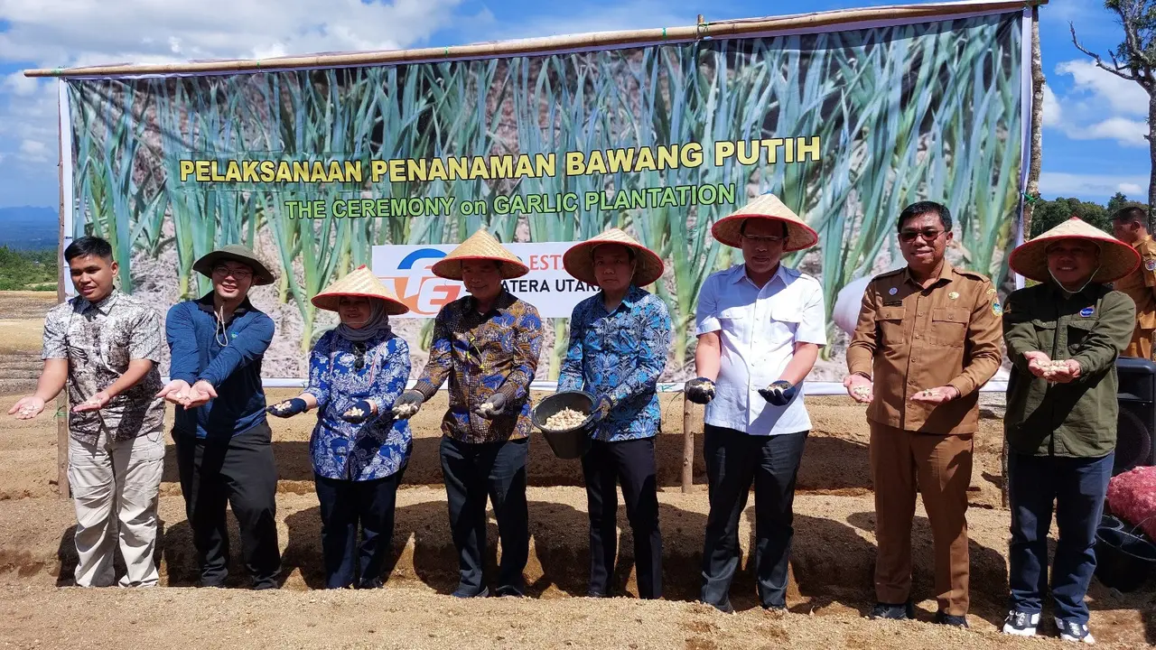 Duta Besar John Chen, TETO bersama perwakilan pejabat Indonesia menghadiri acara penanaman bawang putih