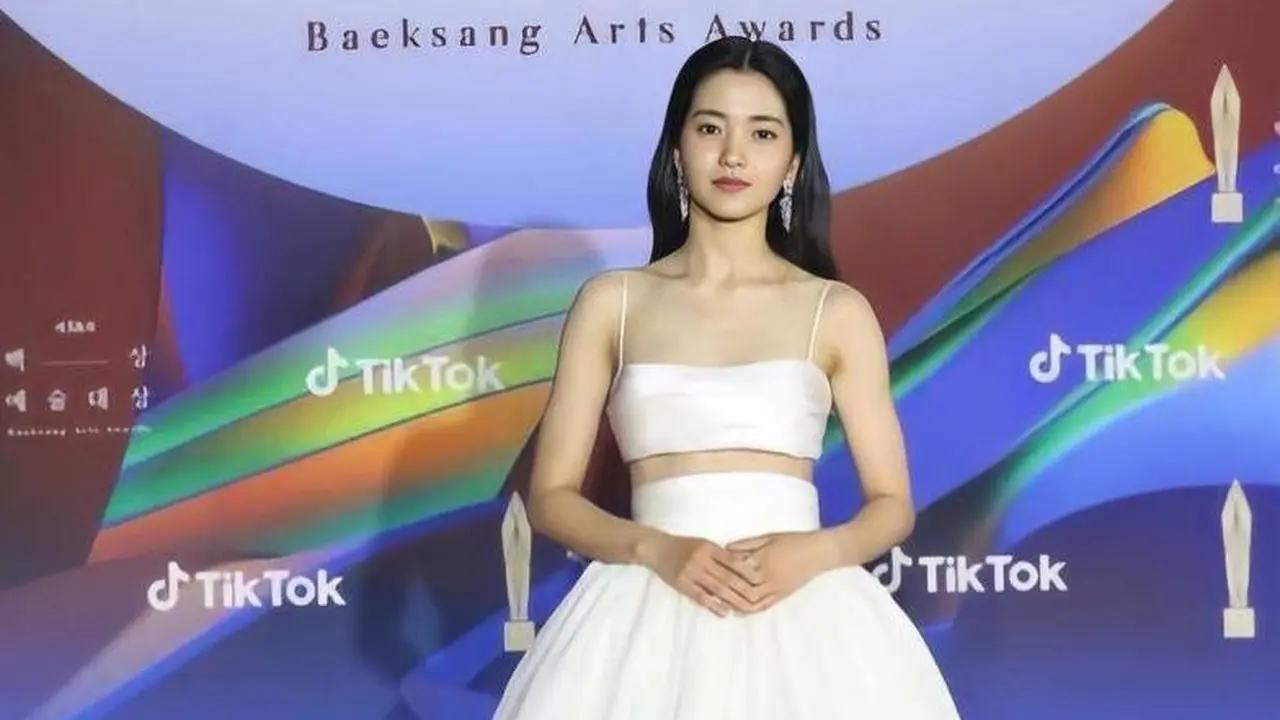 Gaya 10 Aktris di Red Carpet Baeksang Arts Awards 2022, Kim Tae Ri hingga Suzy