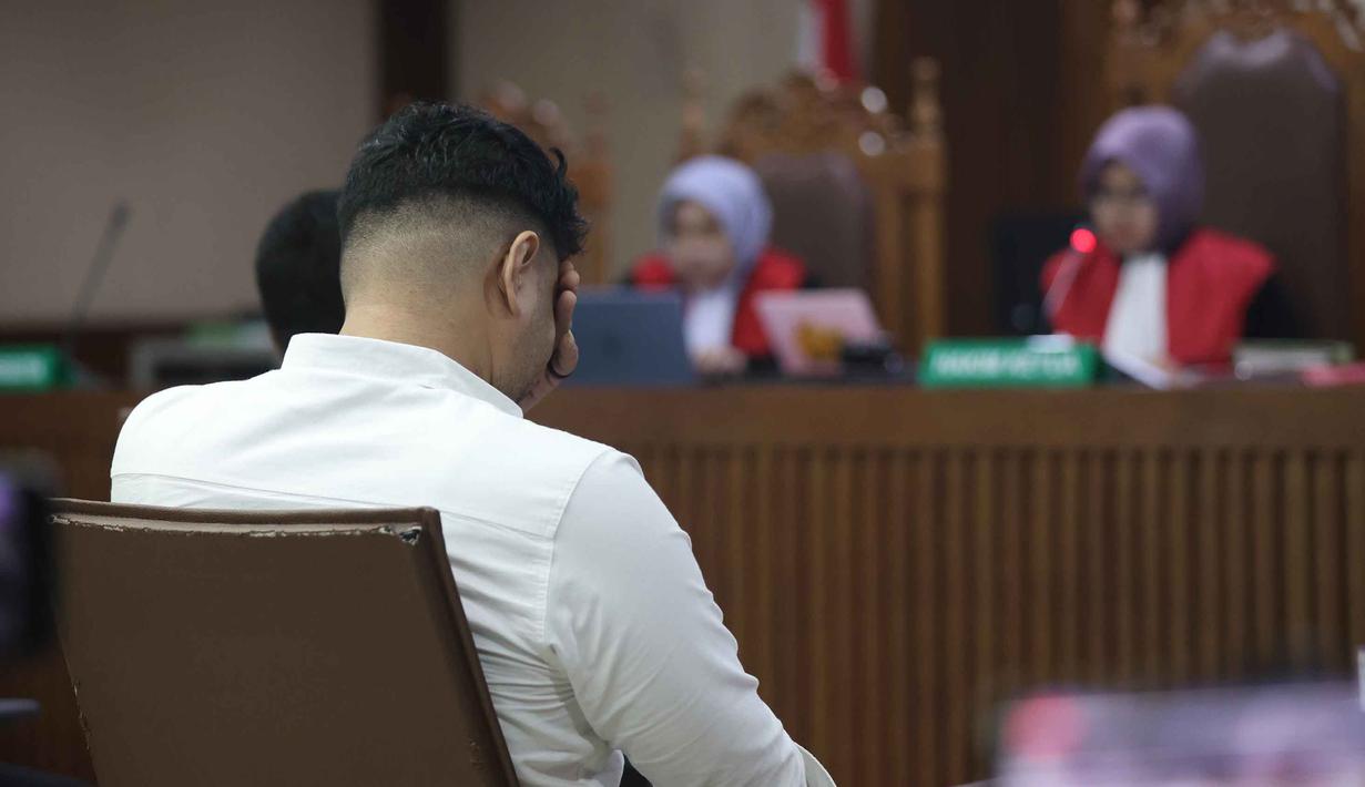 Tuntutan dibacakan Jaksa Penuntut Umum (JPU) dalam sidang di Pengadilan Negeri Jakarta Pusat, pada Kamis (12/3/2026). Tampak dalam foto, terdakwa kasus peredaran narkotika di dalam Rumah Tahanan (Rutan) Salemba, Muhamad Ammar Akbar alias Ammar Zoni, saat mengikuti sidang pembacaan putusan di Pengadilan Negeri Jakarta Pusat, Kamis (23/4/2026). (Kapanlagi.com/Budy Santoso)