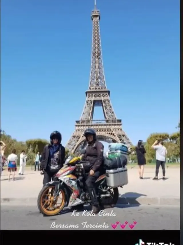 Pasutri Naik Motor Bebek dan Berfoto di Depan Menarea Eiffel, Disangka Editan