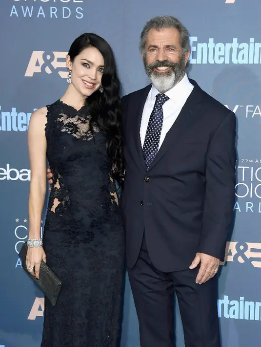 Di usia 61 tahun, Mel tengah menunggu anak ke-9 nya, namun ini anak pertamanya bersama Ross. Ditanya soal nama untuk anaknya nanti, pasangan ini menyampaikan rasa bingungnya lantaran ada dua pilihan nama. (AFP/Bintang.com)