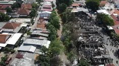 Foto udara lokasi kebakaran pemukiman di kawasan Manggarai, Jakarta, Minggu (18/12/2022). Kebakaran tersebut menghanguskan sekitar 50 rumah semi permanen yang ada di bantaran sungai Ciliwung. (Liputan6.com/Herman Zakharia)