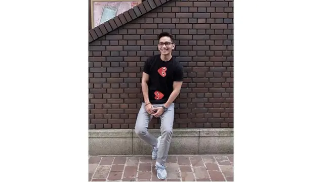 Sudah 11 tahun berlalu, penampilannya tak berubah ia tetap tampan dan memesona.
