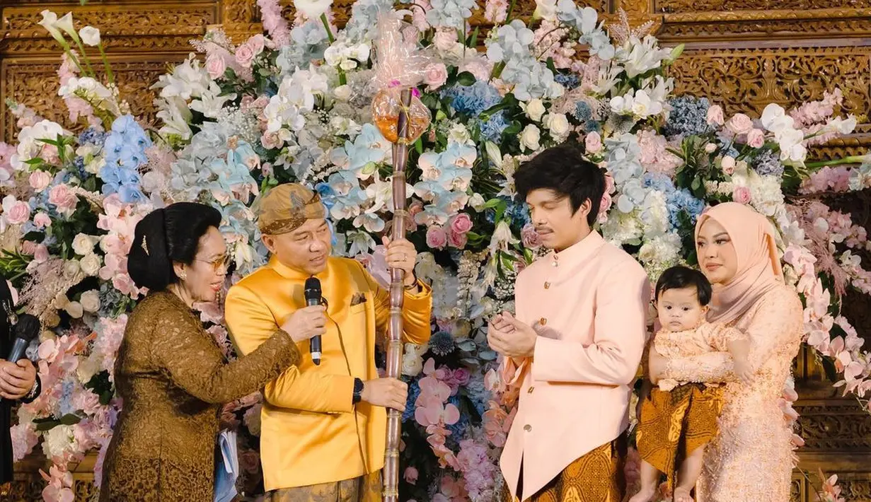 Beskap yang juga dari Asky Febrianti tersebut dipadukan kain jarik sebagai bawahan. (Instagram/attahalilintar).