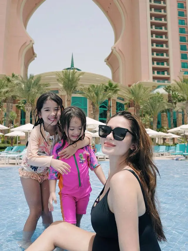 Yasmin Wildblood bersama keluarga di kolam renang (Instagram/yaswildblood)