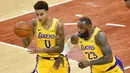 Pebasket Los Angeles Lakers, Kyle Kuzma dan LeBron James saat melawan Memphis Grizzlies pada laga NBA, Rabu (6/1/2021). LA Lakers menang tipis 94-92 atas Grizzlies. (AP Photo/Brandon Dill)