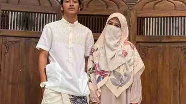 Abidzar Jadi Imam Sholat saat Umrah, Ini 6 Potretnya saat Pakai Busana Muslim