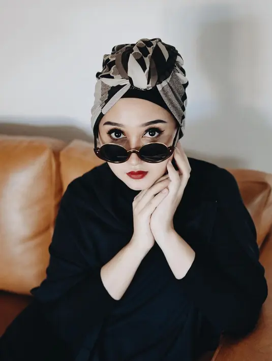 Tak selalu tampil dengan gaya hijab simple, beberapa model hijab yang digunakan Dian pun kerap mendapat sorotan publik. Ia juga sering memadukan gaya hijabnya dengan kacamata berbagai model. (Liputan6.com/IG/@dianpelangi)
