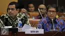 Menkominfo Rudiantara (kanan) bersama Ketua KPI Pusat, Judhariksawan saat mengikuti Rapat Intern Panja RUU tentang Penyiaran dengan Komisi I DPR, Jakarta, Kamis (3/3). Rapat membahas Penyusunan/Perumusan RUU tentang Penyiaran. (Liputan6.com/Johan Tallo)