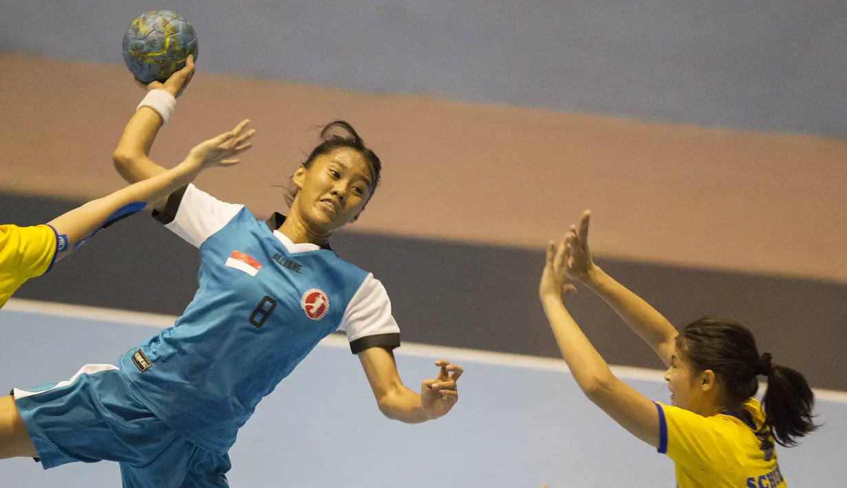 Pebola tangan putri Indonesia, Adtristi Bintang Az-Zahra, berusaha memasukan bola ke gawang Filipina pada International Handball Federation Trophy 2016 di Jakarta, Sabtu (5/3/2016). Indonesia menang 26-3 atas Filipina. (Bola.com/Vitalis Yogi Trisna)