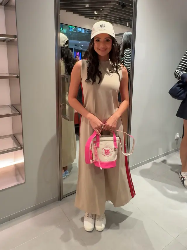 Amanda Rawles hadir di opening store Onitsuka Tiger Plaza Indonesia. [Anisha/Fimela]