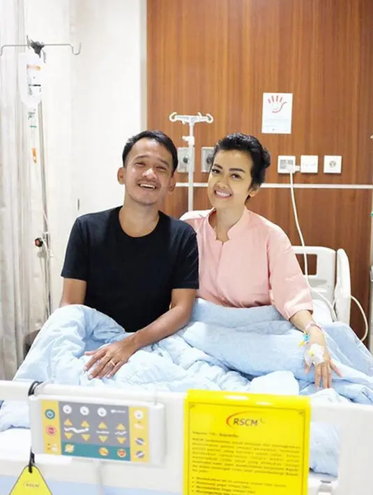 Selalu menunjukkan wajah senyum ceria, itulah Jupe. Meski dalam kondisi sakit, Jupe tetap mengumbar senyum saat ada teman dan sahabat yang datang menjenguk. Bercanda ria bersama dengan teman-temannya. (dok. Instagram)