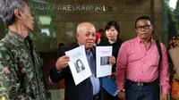 Kuasa hukum Munier, Wartono Wirjasaputra memperlihatkan bukti yang dibawannya di Bareskrim Polri, Jalan Medan Merdeka Timur, Jakarta Pusat, Rabu (29/8/2018). (Liputan6.com/Nafiysul Qodar)