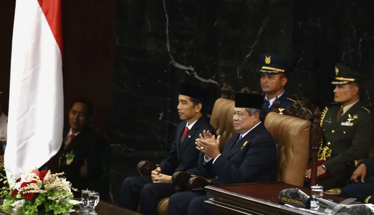Presiden Terpilih Joko Widodo duduk berdampingan dengan Presiden SBY saat pelantikan di Senayan, Jakarta, Senin (20/10/2014) (Liputan6.com/Andrian M Tunay)