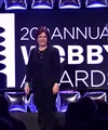 Saat menerima penghargaan dari Webby Awards 2016, Kim Kardasihan mengucapkan janji Narsis telanjang sampai dirinya mati. (AFP/Bintang.com)