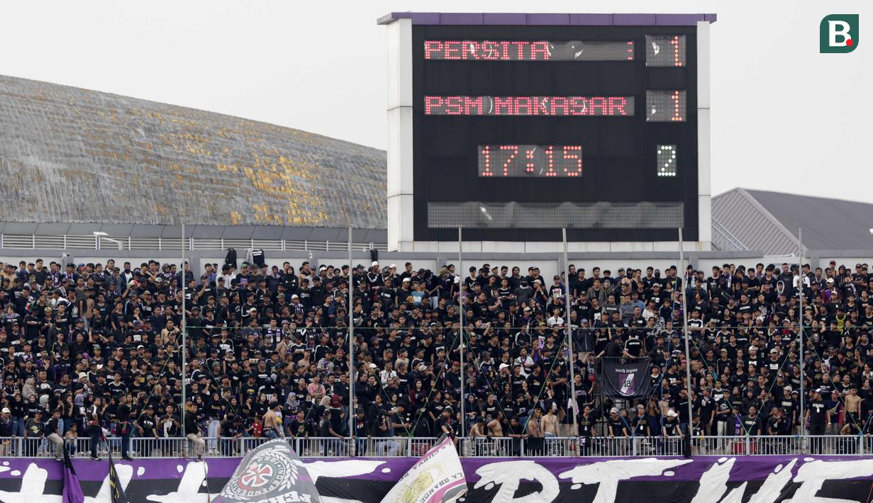 Suporter Persita Tangerang saat melawan PSM Makassar pada laga Shopee Liga 1 di Stadion Sport Center Tangerang, Jumat, (6/3/2020). Kedua tim bermain imbang 1-1. (Bola.com/M Iqbal Ichsan)