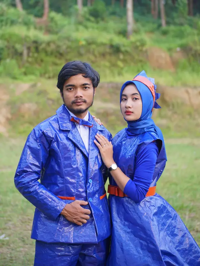 Pasangan Ini Bikin Baju Prewedding dari Terpal, Ini 6 Potret Uniknya