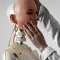 Seorang insinyur menempelkan wajah boneka seks ke kepala robot di sebuah laboratorium pabrik EXDOLL di Dalian, China, Kamis (1/2). EXDOLL menciptakan bonek seks pintar. (AFP PHOTO/FRED DUFOUR)