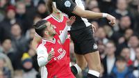 Pemain Newcastle, Joelinton mengontrol bola dari kawalan pemain Arsenal, Dani Ceballos pada pertandingan lanjutan Liga Inggris di Stadion Emirates di London, Minggu, (16/2/2020). Arsenal menang telak 4-0 atas Newcastle. (AP Photo/Frank Augstein)