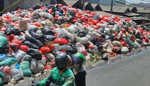 Tumpukan sampah di salah satu kawasan di Kota Tangerang Selatan. (Liputan6.com/Pramita Tristiawati)