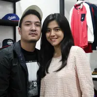 Pasangan selebriti DJ Una dan suami, DJ Rahma tengah menanti kehadiran anak pertamanya. Pasangan ini nikah sejak Juli 2017, Putri Una mengandung memasuki trimester kedua. (Nurwahyunan/Bintang.com)