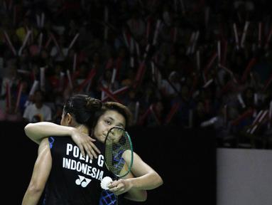 Ganda putri Indonesia, Apriyani Rahayu, memeluk Greysia Polii usai dikalahkan ganda Jepang pada Indonesia Masters 2019 di Istora Senayan, Jakarta, Sabtu (26/1). Greysia / Apriyani gagal ke final. (Bola.com/Yoppy Renato)