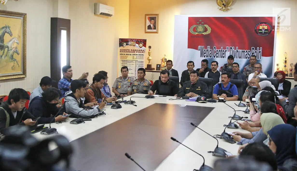 Suasana konfrensi pers yang dipimpin Menko Polhukam Wiranto pasca kerusuhan napi teroris di Rutan Cabang Salemba, di Mako Brimob Kelapa Dua, Depok Kamis (10/5). (Liputan6.com/Herman Zakharia)