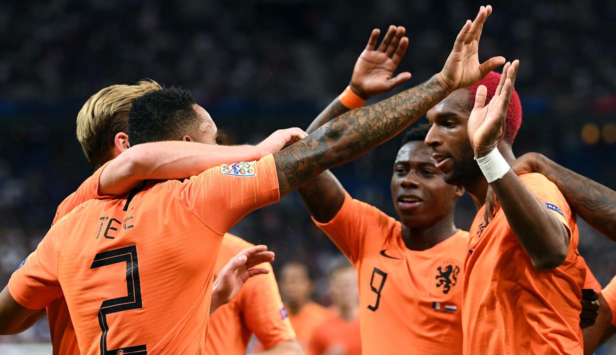 Para pemain Belanda merayakan gol yang dicetak Ryan Babel ke gawang Prancis pada laga UEFA Nations League di Stade de France, Paris, Minggu (9/9/2018). Prancis menang 2-1 atas Belanda. (AFP/Anne-Christine Poujoulat)