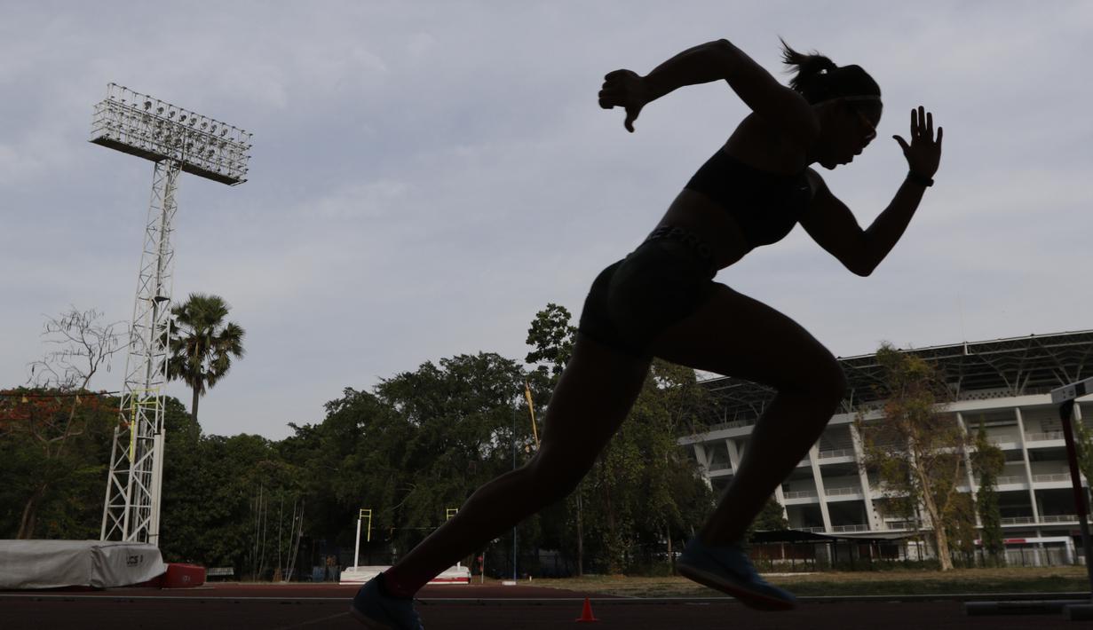 Atlet lari gawang Indonesia, Emilia Nova, melakukan latihan di Stadion Madya, Jakarta, Senin (7/9). Meski baru sembuh dari cedera, Emilia Nova tetap mengincar medali emas di SEA Games 2019. (Bola.com/M Iqbal Ichsan)