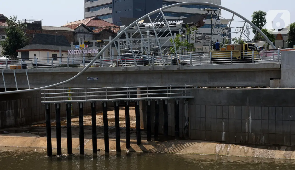 Proyek Sodetan Ciliwung mulai dikerjakan pada 2013. Pada 2015, pembangunan sodetan Sungai Ciliwung telah tuntas sepanjang 650 meter. Kemudian dilanjutkan pada 2015-2017 dengan pembangunan permanen outlet dan perkuatan tebing Kali Cipinang. (merdeka.com/Imam Buhori)