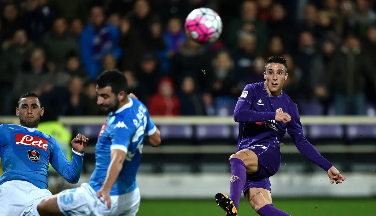 Pemain Fiorentina, Tello Reyes, menendang bola ke arah gawang Napoli dalam laga Serie A Italia di Stadion Artemio Franchi, Firenze, Selasa (1/3/2016) dini hari WIB. (AFP/Alberto Pizzoli)
