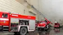 Kendaraan petugas darurat di lokasi kebakaran pusat perbelanjaan Winter Cherry di Kota Kemerovo, Siberia, Rusia, Minggu (25/3). Sebanyak 300 petugas pemadam kebakaran dan personel penyelamat diterjunkan. (HO/RUSSIAN EMERGENCY SITUATIONS MINISTRY/AFP)