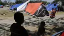 Suasana tenda pengungsi korban gempa dan tsunami Palu di lapangan Masjid Agung Daru Salam, Palu, Sulteng, Jumat (5/10). Pemerintah akan membangun barak pengungsian bagi korban gempa dan tsunami di Kota Palu, Sigi dan Donggala. (Liputan6.com/Fery Pradolo)
