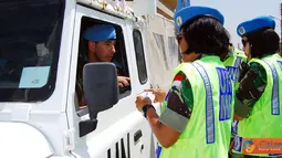 Citizen6, Lebanon: Wanita Satgas POM TNI melakukan pemeriksaan terhadap kendaraan personel militer UNIFIL, di Bravo Area, Jl. Marjayoun, Lebanon Selatan, Jumat (15/6). (Pengirim: Badarudin Bakri Badar).