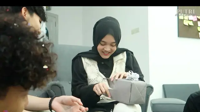 Momen Ulang Tahun Putri Delina yang Ke-20. (Sumber: YouTube/Putri Delina)