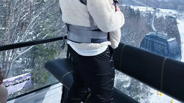 Momong Baby R, Begini Pesona Reino Barrack saat Gendong Anak Saat Berlibur Ke Jepang