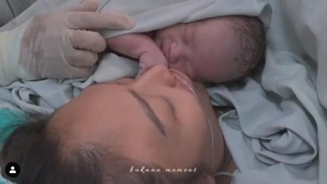 Ayu Dewi Lahirkan Anak Ketiga, Ini 5 Momen Manisnya