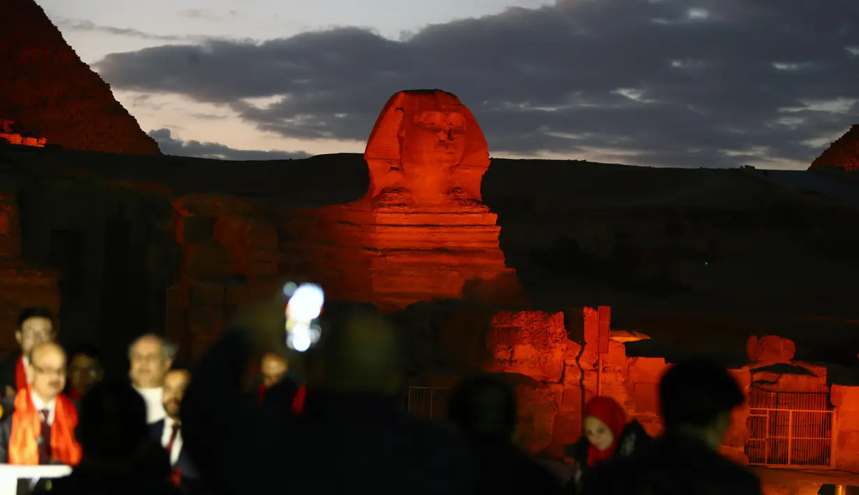 Patung Sphinx berwarna merah saat pertunjukan cahaya dan suara di Giza, Mesir, Kamis (23/1/2020). Pertunjukan tersebut digelar sebagai bagian dari perayaan Tahun Baru Imlek. (Xinhua/Ahmed Gomaa)