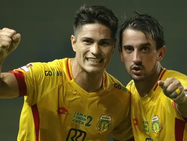 Pemain Bhayangkara FC, Flavio Junior bersama Ramiro Fergonzi, merayakan gol ke gawang Barito Putera pada laga Liga 1 2019 di Stadion Patriot, Bekasi, Selasa (29/5). Bhayangkara menang 4-2 atas Barito. (Bola.com/Yoppy Renato)