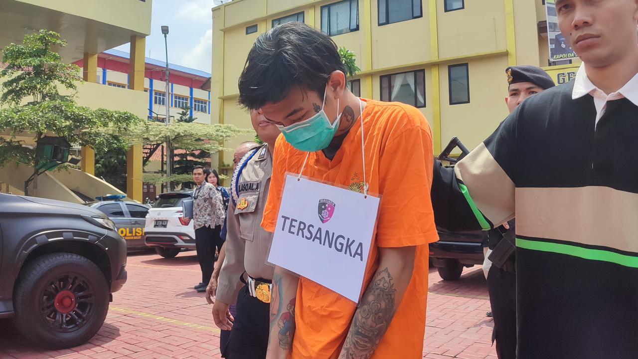 Terduga pelaku pria bertato berinisial RA atau Rahmat Agil alias Alung tega menghabisi pacarnya di Bogor, Jawa Barat dan meletakkan mayatnya di ruko kosong.
