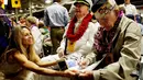 Seorang veteran, Fred Smith memberikan tanda tangan sebelum upacara peringatan ke-75 tahun pengeboman Pearl Harbor di Honolulu, Hawaii (7/12). Serangan bom tersebut yang memicu keterlibatan Amerika Serikat dalam Perang Dunia II. (Reuters/Hugh Gentry)