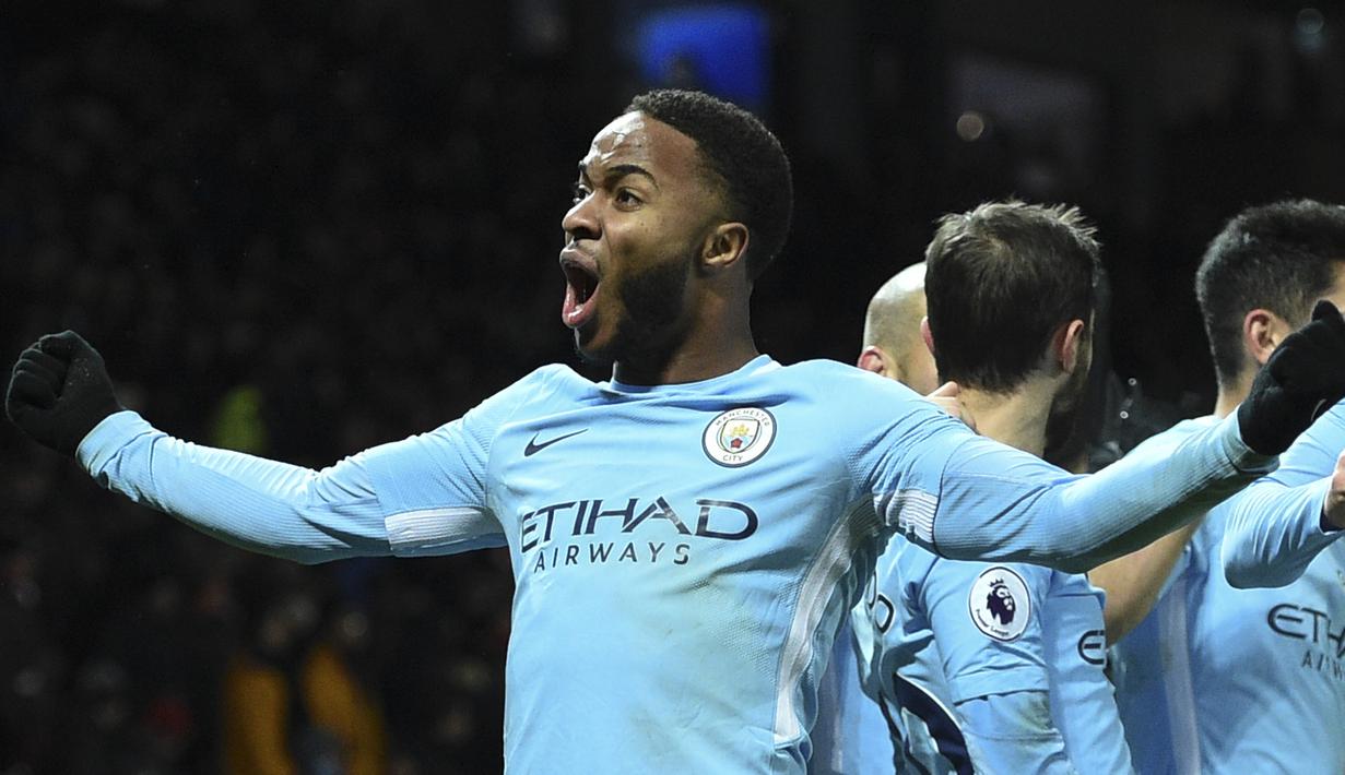 Pemain Manchester City, Raheem Sterling membuntuti Aguero pada urutan kedua top scorer, Sterling telah mengoleksi 17 gol hingga pekan ke-34 Premier League. (AFP/Oli Scarff)