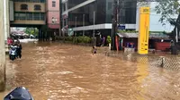 Banjir di depan ITC Cipulir Jalan Ciledug Raya, Jakarta Selatan. (Twitter @tmcpoldametro)