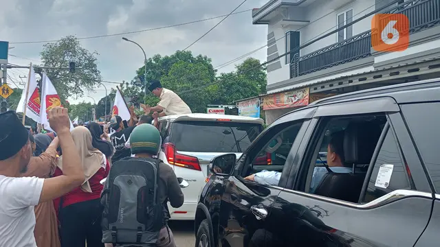 Prabowo Subianto sapa pendukungnya usai ziarah ke Sultan Banten. (Minggu, 03/12/2023). (Yandhi Deslatama/Liputan6.com).
