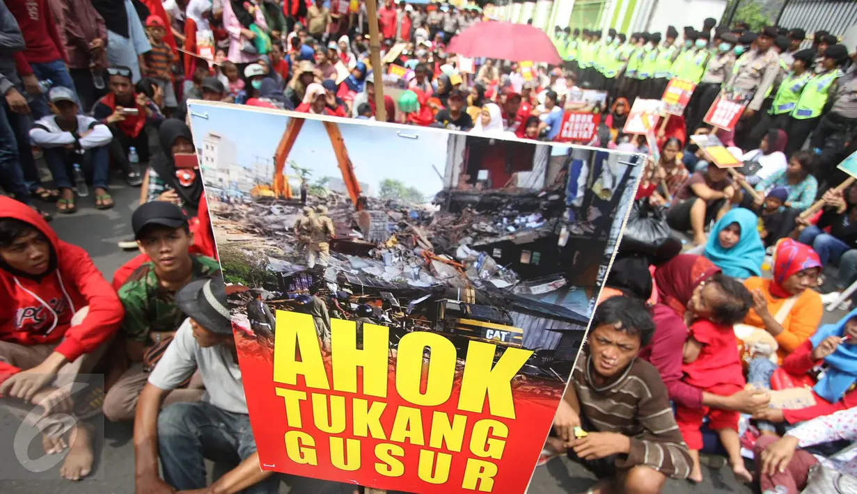 Massa membawa poster bertuliskan 'Ahok Tukang Gusur' saat unjuk rasa di kantor DPP PDIP, Jakarta, Rabu (7/9). Mereka meminta PDIP tidak mengusung Ahok pada Pilgub DKI, namun mengajukan Wali Kota Surabaya Tri Rismaharini. (Liputan6.com/Immanuel Antonius)