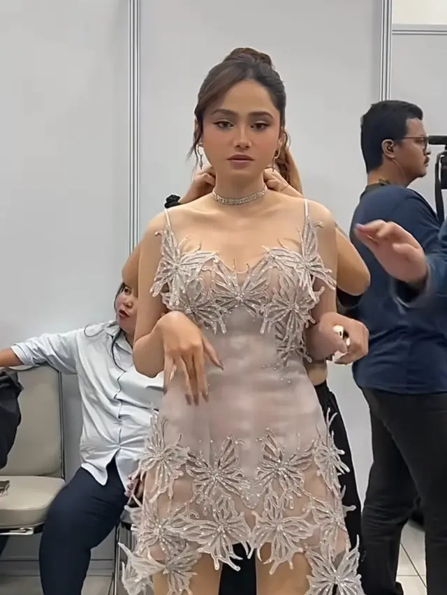 Syifa Hadju Kenakan Kerudung dan Mini Dress. [@leoafandi_]