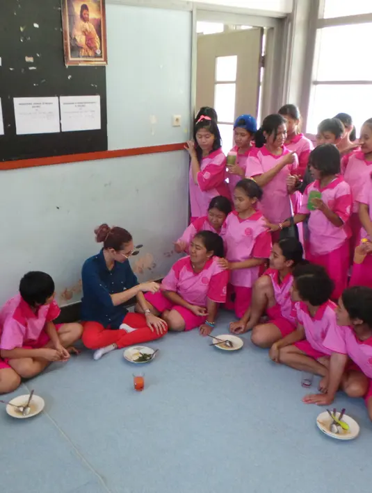 Di LPATR ini Shae akan melakukan banyak kegiatan bersama dengan para siswi-siswi tuna rungu yang belajar disana. (Dreses Putranama/Bintang.com)