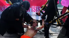 Sejumlah mahasiswa melakukan aksi menolak ISIS di Car Free Day, Bundaran HI, Jakarta, Minggu (15/3/2015). Mereka melakukan aksi teaterikal sebagai bentuk sindiran terhadap kekejaman ISIS. (Liputan6.com/Yoppy Renato) 