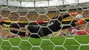 Kiper Swiss Gregor Kobel menyelamatkan tendangan penalti pemain Kolombia Cucho Hernandez pada adu penalti di akhir pertandingan sepak bola babak 16 besar Piala Dunia antara Swiss dan Kolombia di Vancouver, British Columbia, Selasa, 7 Juli 2026. (AP Photo/Abbie Parr)