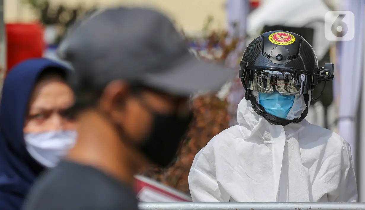 Petugas berjaga saat rapid test massal di Kantor Kelurahan Pondok Betung, Tangerang Selatan, Kamis (14/5/2020). Rapid test massal Covid-19 digelar BIN untuk mendukung program pemerintah, yakni melakukan test yang masif, tracing yang agresif, serta isolasi yang ketat. (Liputan6.com/Fery Pradolo)